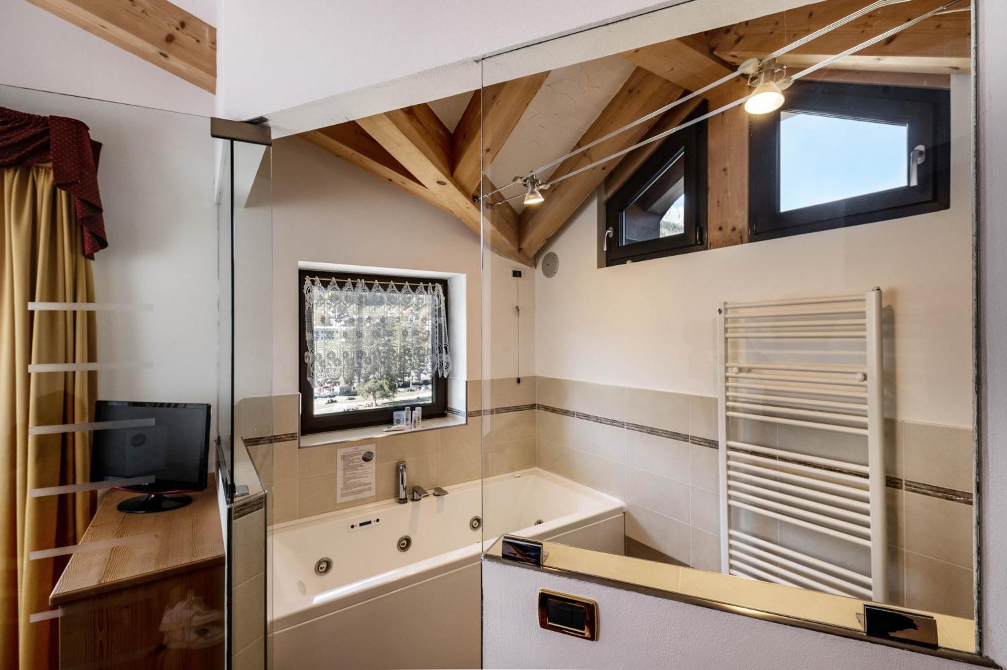 Hotel Terme Antico Bagno Pozza di Fassa Room photo